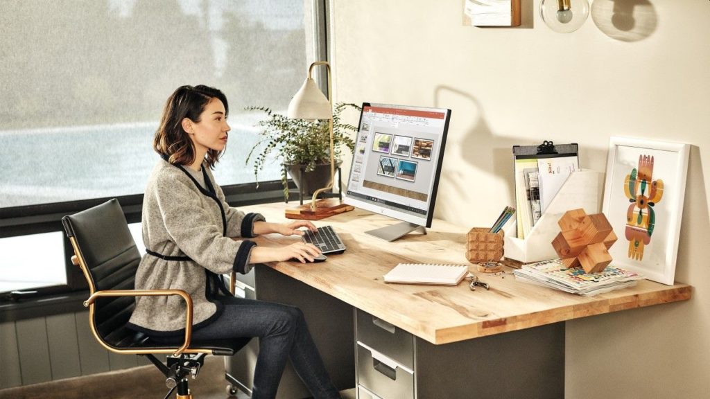 kobieta przed komputerem w biurze