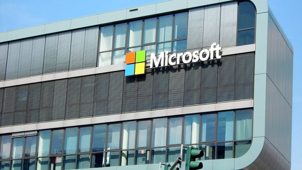 logo Microsoft na budynku