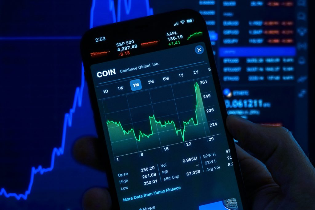 coinbase stock akcje smartfon wykres jeremy bezanger unsplash