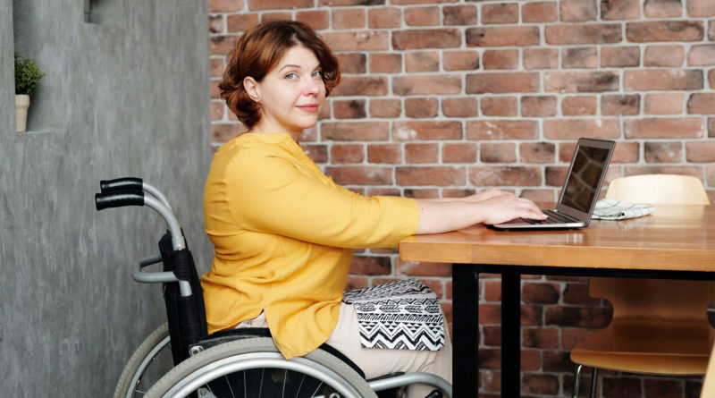 kobieta niepełnosprawna wózek inwalidzki laptop komputer Marcus Aurelius Pexels