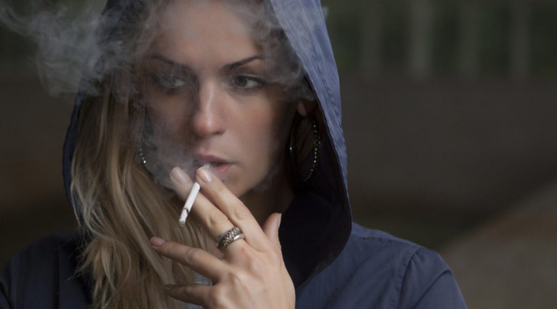 kobieta palacz papieros