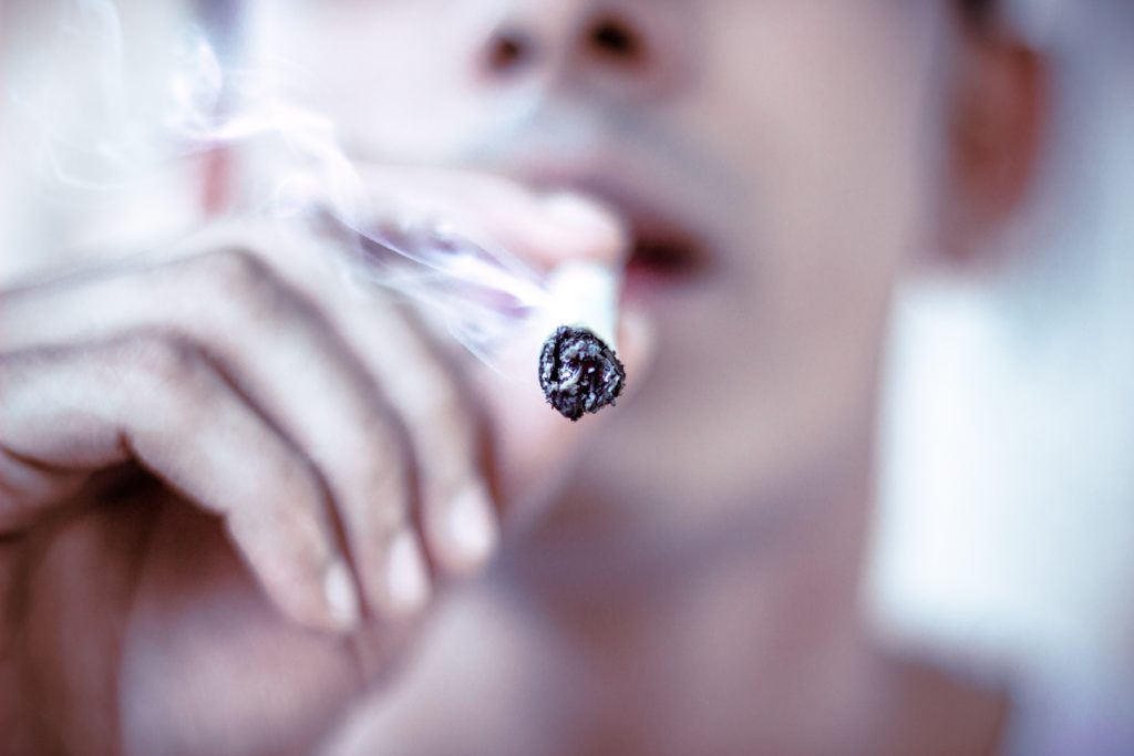 palacz palenie zabija amritanshu sikdar unsplash