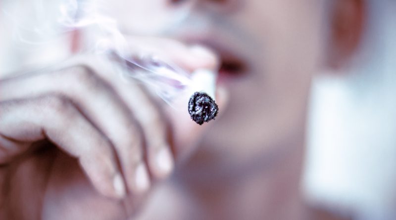 palacz palenie zabija amritanshu sikdar unsplash