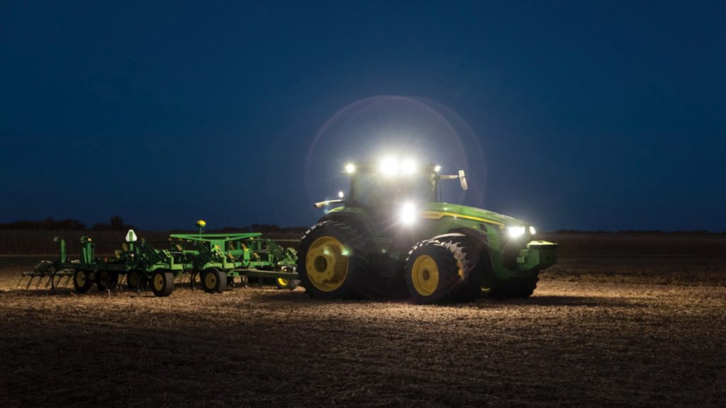 john-deere-8r-autonomiczne-traktory-przyszlosc-rolnictwa-noc