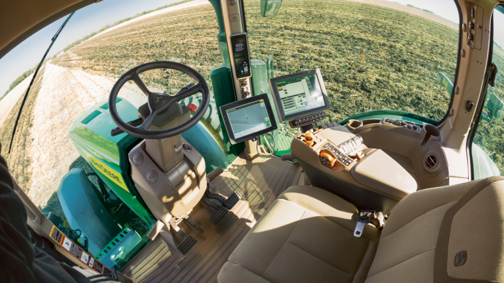 john-deere-8r-autonomiczne-traktory-przyszlosc-rolnictwa-wnetrze