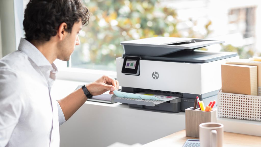 Mezczyzna HP drukarka