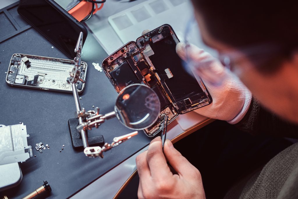 repairman uses magnifier tweezers repair damaged smartphone close up photo disassembled smartphone freepik